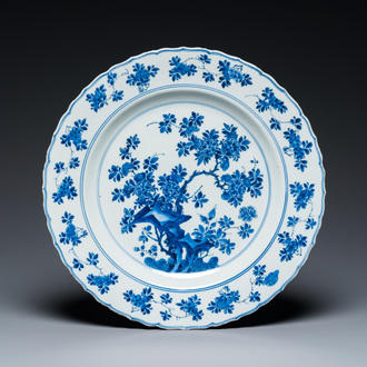 Plat en porcelaine de Chine en bleu et blanc à décor floral, marque et époque de Kangxi