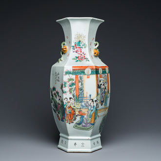 Vase de forme hexagonale en porcelaine de Chine famille rose, signé Pan Zhaotang 潘肇唐, daté 1920