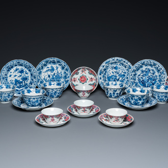 Twaalf Chinese blauw-witte en famille rose koppen en schotels, Kangxi/Yongzheng