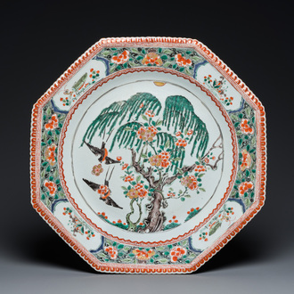 Grand plat de forme octogonale en porcelaine de Chine famille verte, Kangxi