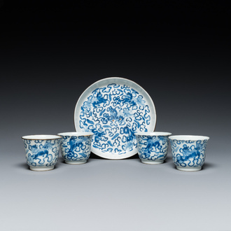 Quatre tasses sur leur plateau en porcelaine de Chine en bleu et blanc, marque Shun Li Kun Ji, 19ème