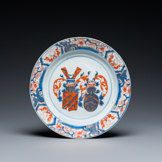 Assiette armoriée en porcelaine de Chine de style Imari, Kangxi