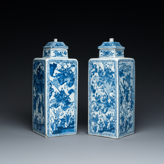 Paire de vases couverts de forme carrée en bleu et blanc aux décors narratifs, Kangxi