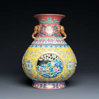 Vase à deux parties amovibles et ajouré en porcelaine de Chine famille rose, marque de Qianlong, 20ème