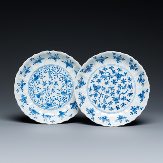 Paire d'assiettes en porcelaine de Chine en bleu et blanc, marque et époque de Kangxi