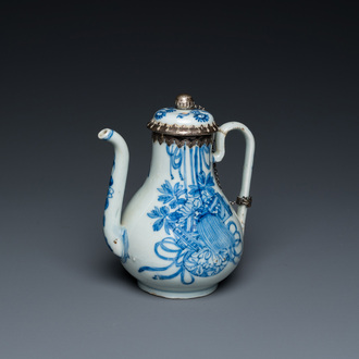 Théière couverte en porcelaine de Chine en bleu et blanc à monture en argent, Kangxi