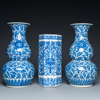 Trois vases en porcelaine de Chine en bleu et blanc, 19ème