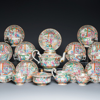 Service à thé de 24 pièces en porcelaine de Chine famille rose de Canton, 19ème