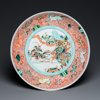 Grand plat en porcelaine de Chine famille verte à décor de cavaliers, marque de Kangxi, 19ème