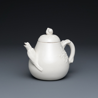 A Chinese Dehua blanc de Chine teapot, inscribed Yi Gong, 18/19th C.