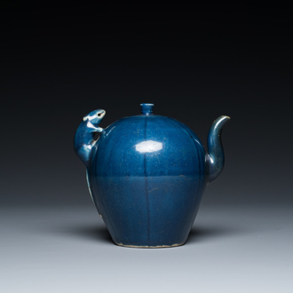 Een Chinese monochrome blauwe theepot met een rat als handvat, Transitie periode