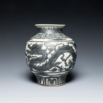 A Chinese Nanking-style 'dragon' vase with applied design, 18th/19th C.