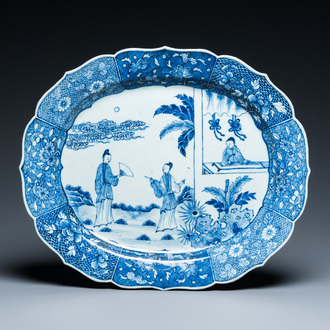 Grand plat en porcelaine de Chine en bleu et blanc à décor d'une scène du 'Xi Xiang Ji', Qianlong