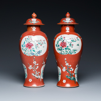 Paire de vases couverts en porcelaine de Chine famille rose au fond en rouge de rubis, Yongzheng/Qianlong