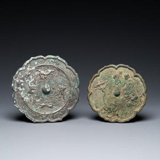 Twee Chinese bronzen spiegels, Tang of later