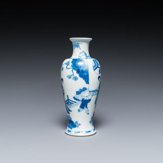 Vase en porcelaine de Chine en bleu et blanc à décor de deux femmes et un garçon, Kangxi