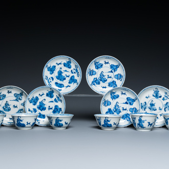 Zes Chinese blauw-witte koppen en schotels met dames met hondjes, Kangxi