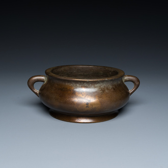 Een Chinese bronzen wierookbrander, Xuande merk, 17/18e eeuw