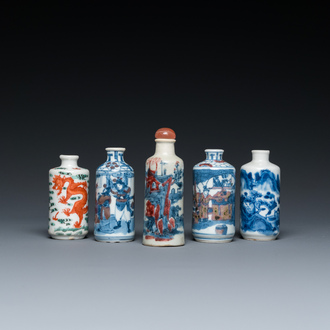 Cinq tabatières en porcelaine de Chine en bleu et blanc, famille verte et rouge de cuivre, 19/20ème