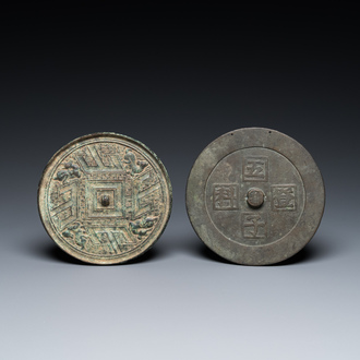 Twee Chinese bronzen spiegels, Tang of later