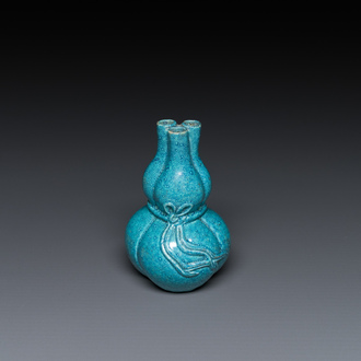 Petit vase de forme double gourde à trois cols en porcelaine de Chine à émail œuf de rouge-gorge, 19/20ème