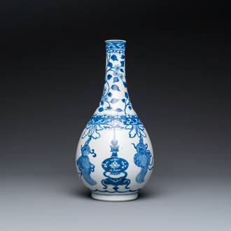 Vase de forme bouteille en porcelaine de Chine en bleu et blanc, Kangxi