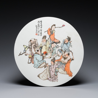 Een ronde Chinese qianjiang cai plaquette, gesigneerd Wang You Tang 汪友棠, 19/20e eeuw