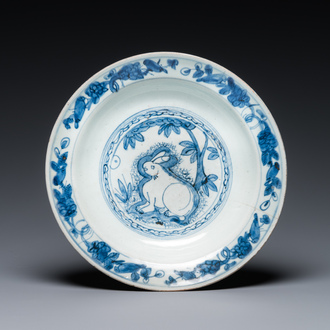 Plat en porcelaine de Chine en bleu et blanc à décor d'un lièvre, Jiajing