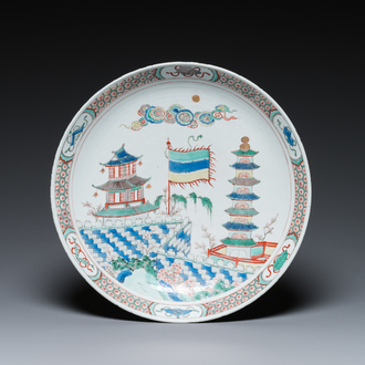 Plat en porcelaine de Chine famille verte à décor d'une pagode, Kangxi