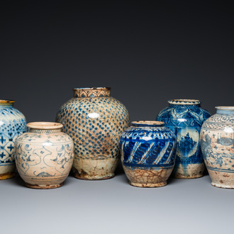 Six pots de stockage en céramique islamique en bleu et blanc, la Perse, 17/19ème