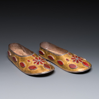 Een paar slippers in verguld zilver met cabochons van kornalijn, Oezbekistan, 19e eeuw