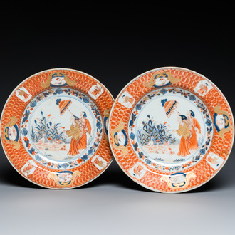 Paire d'assiettes en porcelaine de Chine de style Imari à décor des 'Dames au parasol', Qianlong