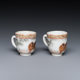 Rare paire de tasses miniatures en porcelaine de Chine à décor de chevaux en grisaille et dorure, Yongzheng/Qianlong