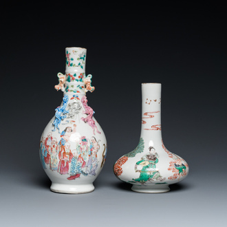 Un vase en porcelaine de Chine famille rose à décor des '18 Luohan' et un vase famille verte, marque de Kangxi, 19ème