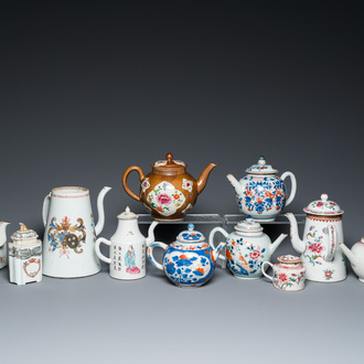 Belle collection de théières et chocolatières en porcelaine de Chine famille rose et de style Imari, Yongzheng/Qianlong