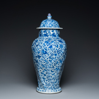 Een Chinese blauw-witte dekselvaas, Kangxi