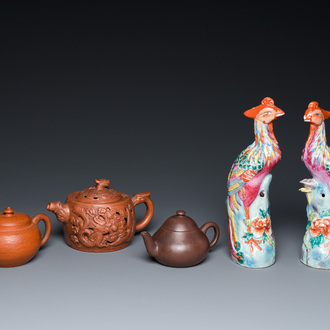 Trois théières couvertes en grès de Yixing et une paire de faisans en porcelaine de Chine famille rose, 19/20ème