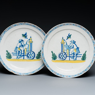 Paire d'assiettes en faïence polychrome de Delft à décor de rémouleurs, 18ème