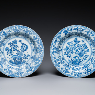 Deux plats en porcelaine de Chine en bleu et blanc, Kangxi