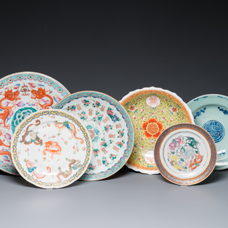 Cinq plats et une assiette en porcelaine de Chine, 19/20ème