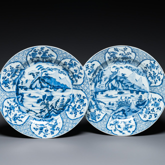 Een paar Chinese blauw-witte schotels met berglandschappen, Kangxi