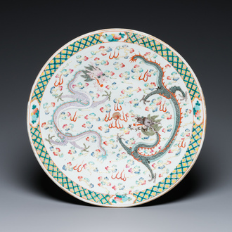 A Chinese famille verte 'dragons' dish, 19th C.