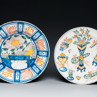 Deux plats en faïence polychrome de Delft, 18ème