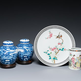 Un pot à pinceaux et un plat en porcelaine de Chine famille rose et une paire de pots couverts en bleu et blanc, 19/20ème