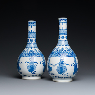Een paar Chinese blauw-witte flesvormige vazen, 19e eeuw