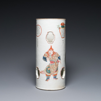 Porte-chapeau en porcelaine de Chine famille rose à décor 'Wu Shuang Pu', 19ème