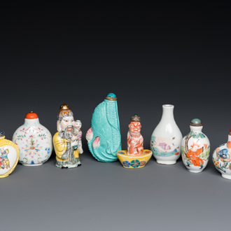 Huit tabatières en porcelaine de Chine famille rose, 19/20ème