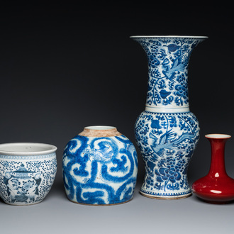 Trois vases en porcelaine de Chine en bleu et blanc et un en rouge monochrome, 19ème