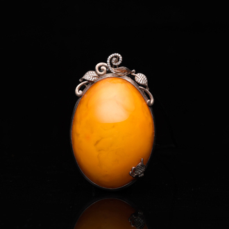 A Chinese silver and amber pendant, 20th C.