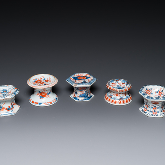 Cinq salerons en porcelaine de Chine de style Imari, Kangxi/Qianlong